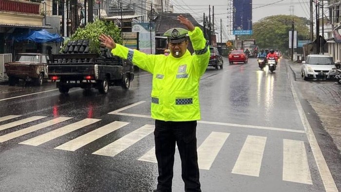 Kondisi lalu lintas di Kota Batu yang ramai lancar pada hari terakhir libur panjang Waisak.