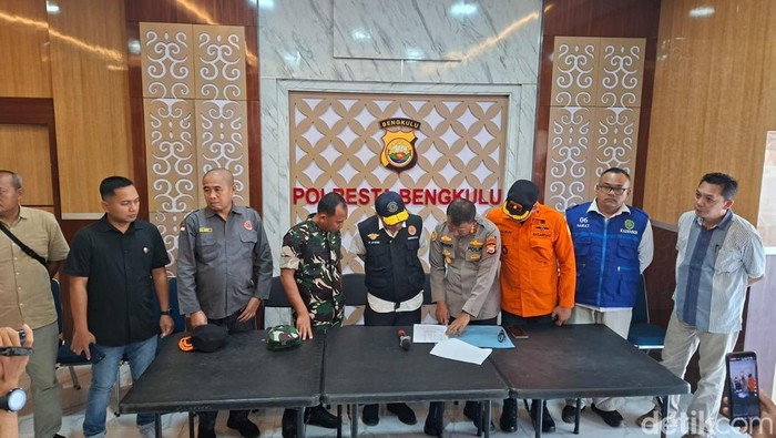 Konferensi pers terkait kapal tenggelam di Bengkulu.