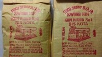 Di kawasan Jatinegara, Jakarta Timur juga bisa ditemukan toko kopi legendaris. Namanya Toko Sedap Djaja (Wong Hin) yang juga dikenal dengan sebutan Kopi Bis Kota yang eksis sejak 1943. Untuk 250 gram kopi, harganya mulai dari Rp 14.000 (robusta) hingga Rp 42.000 (arabika). Foto: site news