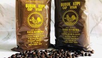 Kopi bubuk legendaris satu ini berasal dari Pekanbaru. Yaitu Kopi Cap Ayam yang telah eksis sejak 1980-an. Pilihan kopi robusta dan arabila ditawarkan di sini, harganya sekitar Rp 25.000-an. Foto: site news