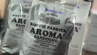 Penikmat kopi wajib mampir ke Kopi Aroma yang berlokasi di Jalan Banceuy No. 51, Sumur Batu, Bandung. Toko kopi ini salah satu yang legendaris telah berdiri sejak 1930. Di toko kopi ini, hanya bisa membeli kopi bubuk maupun biji kopi saja. Foto: site news