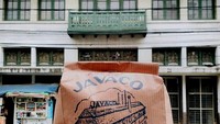 Javaco Koffie yang berlokasi di Jalan Kebon Jati No. 69, Bandung, menjadi pabrik kopi tertua. Pabrik kopi yang bertempat di bangunan peninggalan Belanda ini sudah berdiri sejak tahun 1928. Foto: site news