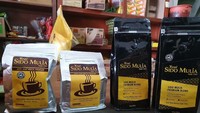 Toko kopi Sido Mulia berdiri sejak 1953 yang awalnya didirikan oleh keluarga keturunan China Tjing Eang Hwie. Pilihan kopinya terdiri dari arabika dan robusta yang dapat membelinya sesuai gramasi dengan harga mulai dari Rp 10.000 - Rp 70.000. Foto: site news