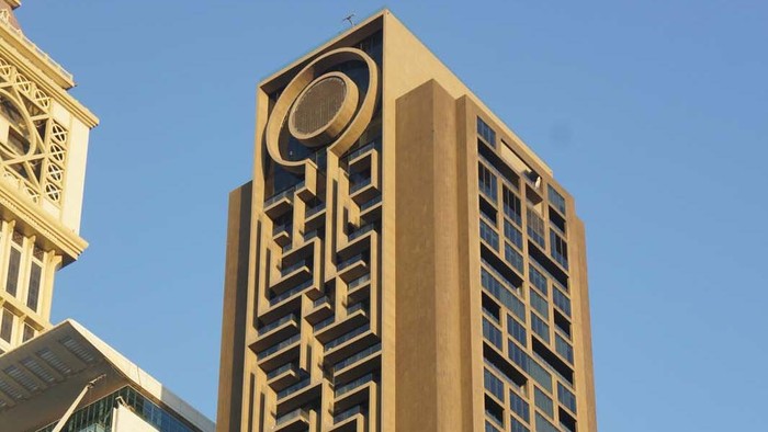 The Maze Tower, sebuah gedung di Dubai yang memiliki labirin vertikal terbesar di dunia.