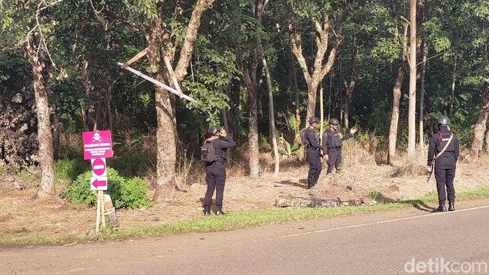 Ledakan dari pemusnahan amunisi yang tidak layak pakai menewaskan 13 orang korban dari TNI AD dan warga sipil di Garut.