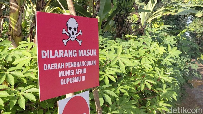 Ledakan dari pemusnahan amunisi yang tidak layak pakai menewaskan 13 orang korban dari TNI AD dan warga sipil di Garut.