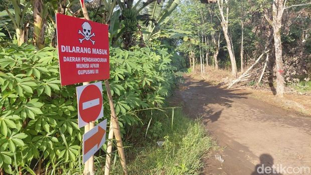 Ledakan dari pemusnahan amunisi yang tidak layak pakai menewaskan 13 orang korban dari TNI AD dan warga sipil di Garut.