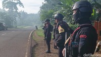 Di lokasi sendiri, terpantau banyak personel TNI AD yang berjaga. Persis di tempat peledakan, informasinya sedang dilaksanakan sterilisasi dan penyisiran oleh pihak TNI, untuk kepentingan penyelidikan dan mengantisipasi hal-hal yang tidak diinginkan.