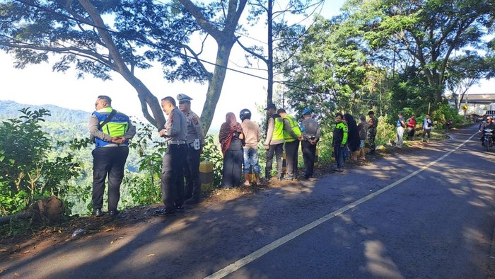 Lokasi jurang tempat landcruiser muat wisatawan Gunung Bromo mengalami kecelakaan. Delapan orang terluka.