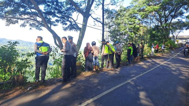 Lokasi jurang tempat landcruiser muat wisatawan Gunung Bromo mengalami kecelakaan. Delapan orang terluka.