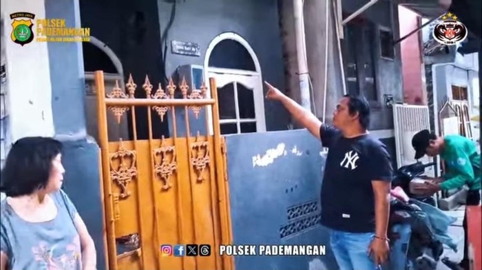 Viral Pria Panjat Pagar Rumah di Jakut Diteriaki Warga, Faktanya Bikin Kaget