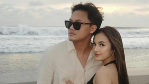 Mahalini dan Rizky Febian menikmati suasana pantai di Bali. Pasangan ini baru saja merayakan anniversary pertama pernikahan mereka. Foto: Instagram @mahaliniraharja/ @rizkyfbian