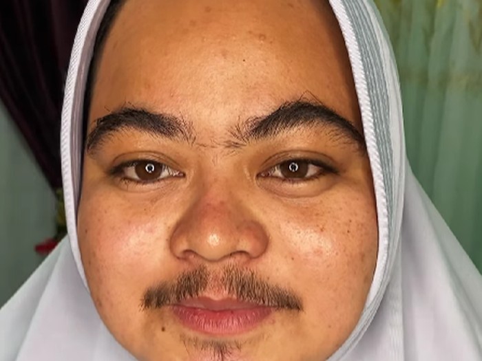 Makeup artist (MUA) ini membagikan hasil riasan pengantin berkumis dan tanpa cukur alis. Hasilnya menjadi sorotan warganet di Instagram. Postingan tersebut langsung viral.