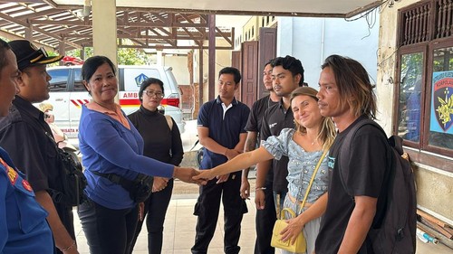 Mediasi ibu pedagang dengan perempuan WNA yang pacar karyawan papan selancar di Pantai Kuta, Selasa (13/5/2025).