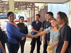 Cekcok Bule Vs Pedagang di Pantai Kuta Berakhir Damai