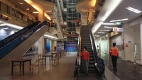 Sejumlah warga melintas di salah satu bagian pusat perbelanjaan Mal Pluit Junction di Jakarta. PT Jakarta Propertindo (Perseroda) akan merenovasi Mal Pluit Junction (MPJ) untuk diubah menjadi pusat kendaraan listrik pertama di Jakarta.