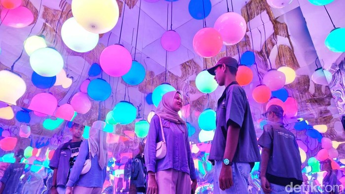 Sejumlah pegunjung menikmati museum Light Art di kawasan Kota Tua, Jakarta, Selasa (13/5/2025).