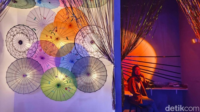 Sejumlah pegunjung menikmati museum Light Art di kawasan Kota Tua, Jakarta, Selasa (13/5/2025).