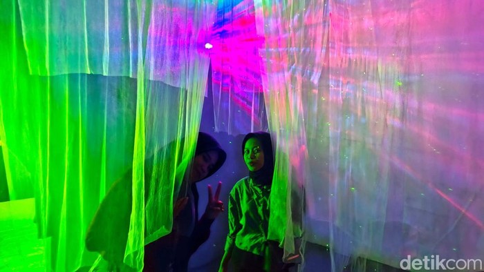 Sejumlah pegunjung menikmati museum Light Art di kawasan Kota Tua, Jakarta, Selasa (13/5/2025).