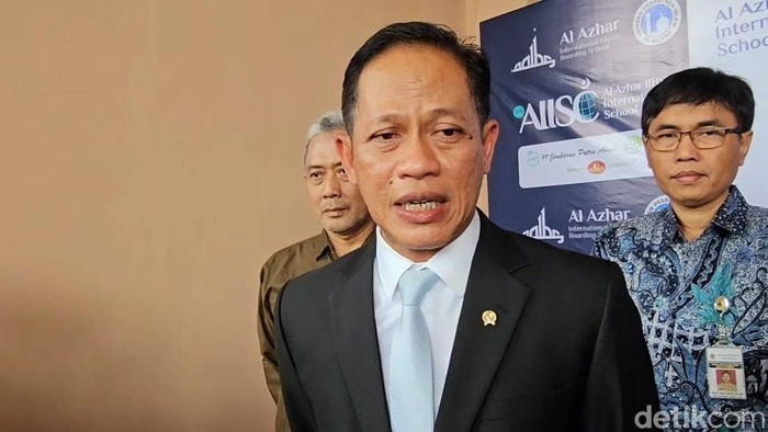Menteri Lingkungan Hidup, Hanif Faisol Nurofiq  ditemui di Tawangmangu, Karanganyar, Selasa (13/5/2025)