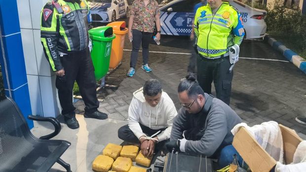 Microbus Isuzu yang diamankan Sat PJR Polda bersama BNNP Jatim.