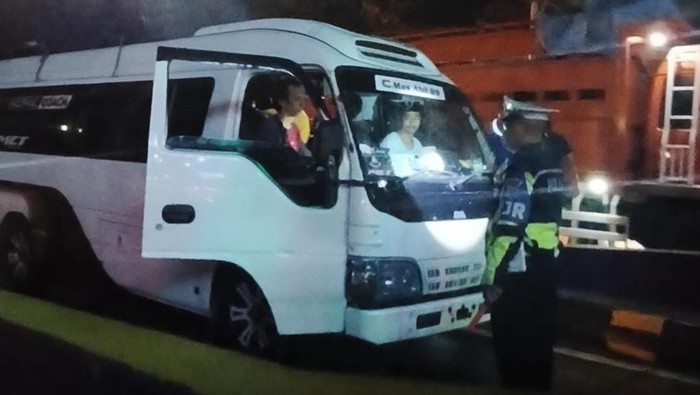 Microbus Isuzu yang diamankan Sat PJR Polda bersama BNNP Jatim.