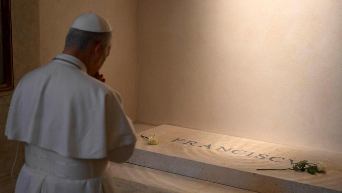 Pope Leo XIV prays in front of a tomb of Pope Francis, as he visits Basilica of Saint Mary Major (Santa Maria Maggiore), in Rome, Italy, May 10, 2025.    Francesco Sforza/Vatican Media/­Handout via REUTERS    ATTENTION EDITORS - THIS IMAGE WAS PROVIDED BY A THIRD PARTY.     TPX IMAGES OF THE DAY
