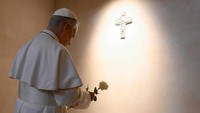 Paus Leo XIV mengunjungi makam Paus Fransiskus di Basilika Santa Maria Maggiore, Roma. Kunjungan ini dilakukan dua hari setelah ia terpilih sebagai pemimpin baru Gereja Katolik.