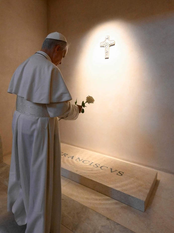 Pope Leo XIV prays in front of a tomb of Pope Francis, as he visits Basilica of Saint Mary Major (Santa Maria Maggiore), in Rome, Italy, May 10, 2025.    Francesco Sforza/Vatican Media/­Handout via REUTERS    ATTENTION EDITORS - THIS IMAGE WAS PROVIDED BY A THIRD PARTY.     TPX IMAGES OF THE DAY