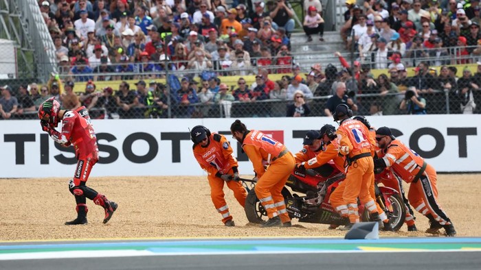 MotoGP - French Grand Prix - Bugatti Circuit, Le Mans, France - May 10, 2025 Marshals recover the bike of Ducati Lenovo Teams Francesco Bagnaia after he crashes out during the sprint race REUTERS/Stephane Mahe