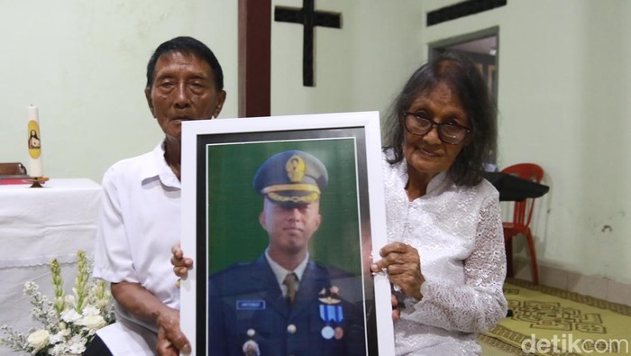 Orang tua Kolonel Antonius Hermawan membawa foto mendiang putra keempatnya, di rumah duka Sleman, Selasa (13/5/2025).