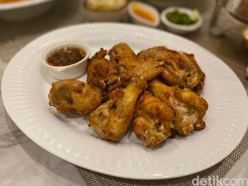 Paling Restoran, restoran keluarga baru dengan menu Nusantara dan fusion di Wolter Monginsidi, Jakarta Selatan.