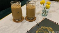 Es Kopi Susu Gula Melaka juga jangan sampai dilewatkan ketika menikmati makanan di sini. Rasa pahit dari kopinya pas di lidah dengan sentuhan creamy dan agak manis. Foto: detikFood/Yenny Mustika Sari