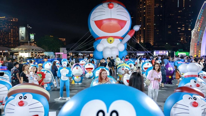 Pameran Doraemon Terbesar Dunia Hadir di Bangkok, Begini Keseruannya Visitors are seen at the '100% DORAEMON & FRIENDS' tour exhibition in Bangkok, Thailand, May 2, 2025. REUTERS/Athit Perawongmetha