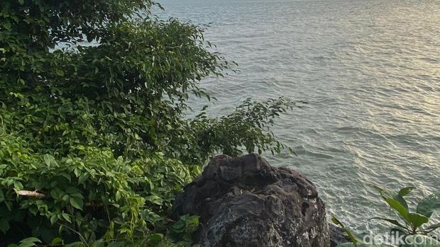 Buat detikers yang lagi di Balikpapan dan bosan dengan pantai yang itu-itu aja, saatnya melirik salah satu spot antimainstream yang makin hits di media sosial, Pantai Batu-Batu.