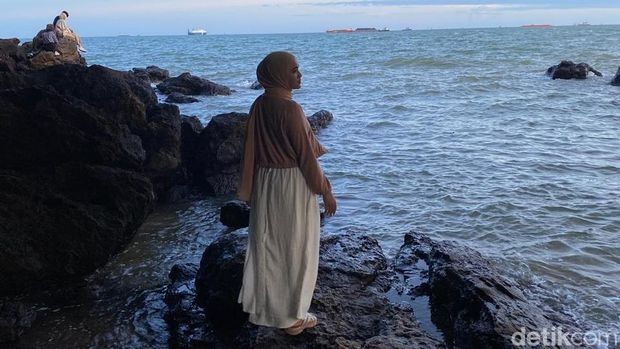 Buat detikers yang lagi di Balikpapan dan bosan dengan pantai yang itu-itu aja, saatnya melirik salah satu spot antimainstream yang makin hits di media sosial, Pantai Batu-Batu.