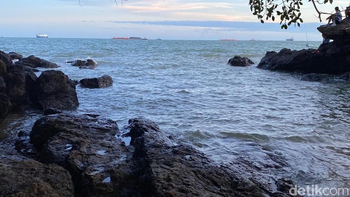 Buat detikers yang lagi di Balikpapan dan bosan dengan pantai yang itu-itu aja, saatnya melirik salah satu spot antimainstream yang makin hits di media sosial, Pantai Batu-Batu.