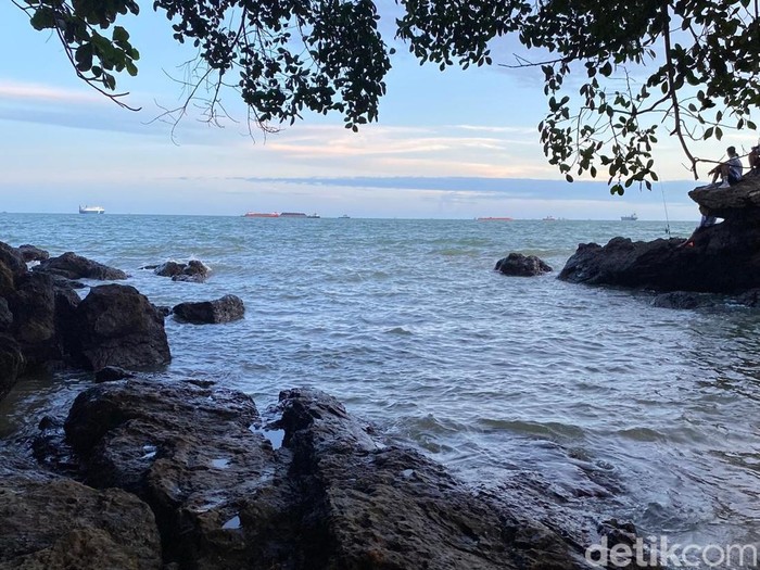 Buat detikers yang lagi di Balikpapan dan bosan dengan pantai yang itu-itu aja, saatnya melirik salah satu spot antimainstream yang makin hits di media sosial, Pantai Batu-Batu.