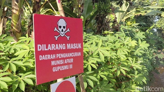 Papan peringatan nuju lokasi pemusnahan amunisi di Garut.