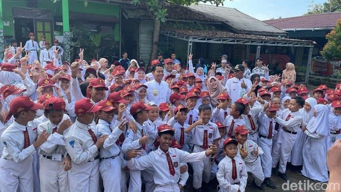 Para siswa bersama Wali Kota Banjarmasin Yamin HR