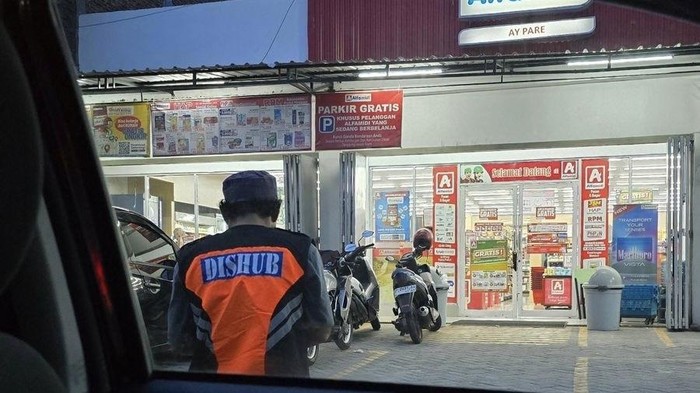 Pria bernama Aditiya di Parepare, Sulawesi Selatan (Sulsel), mengaku kaca mobilnya digedor-gedor juru parkir (jukir) liar di salah satu minimarket.