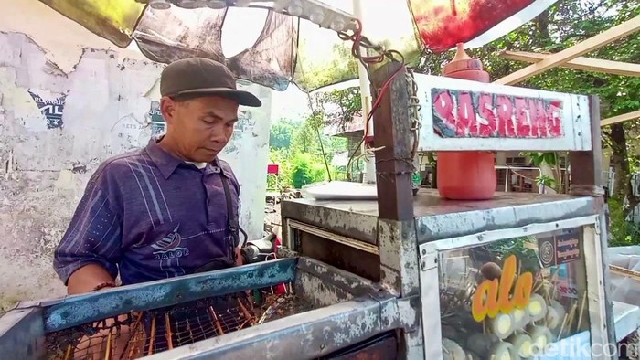 Pedagang basreng asal Kelurahan Mlipak, Kecamatan Wonosobo, Kabupaten Wonosobo, Faturokhman dan Chamdiah, bakal berangkat ke tanah suci untuk menunaikan ibadah haji pada 27 Mei 2025. Keduanya menyisihkan Rp 10-25 ribu per hari demi berhaji.