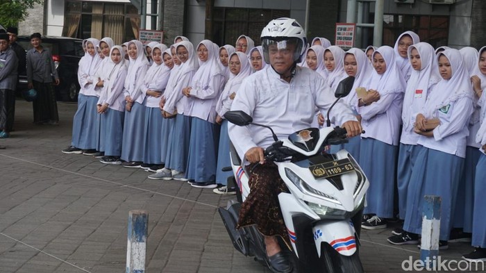 Pelatihan keselamatan berkendara digelar Satlantas Polres Jombang di Ponpes Tebuireng.