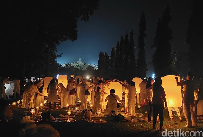 Pelepasan Lampion di Borobudur Salah satu momen yang paling ditunggu wisatawan dalam momen Perayaan Hari Raya Waisak 2569 BE yang dipusatkan di Candi Borobudur adalah pelepasan lampion.