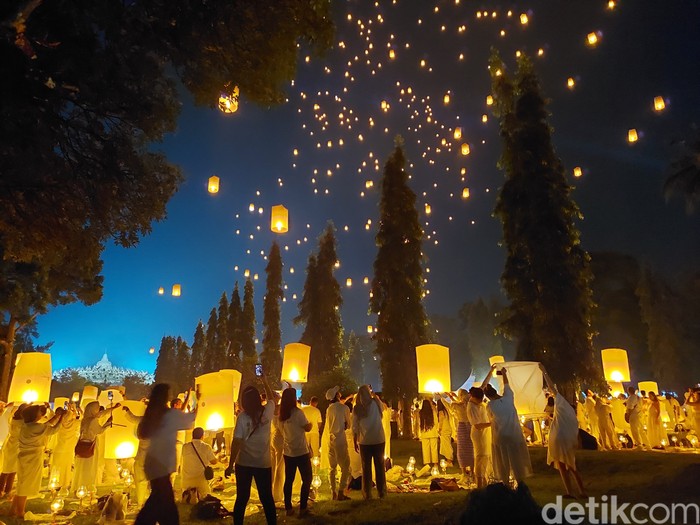 Salah satu momen yang paling ditunggu wisatawan dalam momen Perayaan Hari Raya Waisak 2569 BE yang dipusatkan di Candi Borobudur adalah pelepasan lampion.