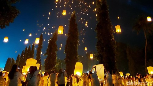 Salah satu momen yang paling ditunggu wisatawan dalam momen Perayaan Hari Raya Waisak 2569 BE yang dipusatkan di Candi Borobudur adalah pelepasan lampion.