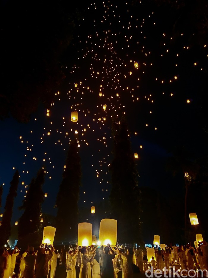 Pelepasan Lampion di Borobudur Salah satu momen yang paling ditunggu wisatawan dalam momen Perayaan Hari Raya Waisak 2569 BE yang dipusatkan di Candi Borobudur adalah pelepasan lampion.