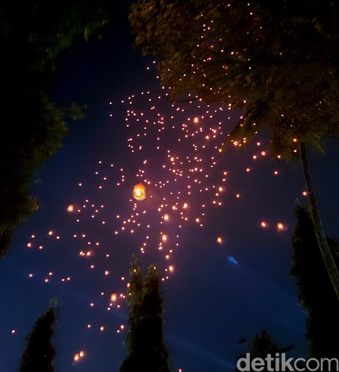 Salah satu momen yang paling ditunggu wisatawan dalam momen Perayaan Hari Raya Waisak 2569 BE yang dipusatkan di Candi Borobudur adalah pelepasan lampion.
