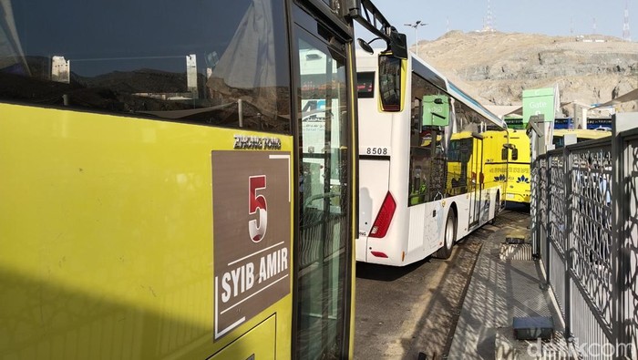 Pemerintah Indonesia menyediakan bus Shalawat untuk mengangkut jemaah haji dari hotel ke Masjidil Haram, Makkah, dan kembali lagi ke hotel. (Haris Fadhil/detikcom).