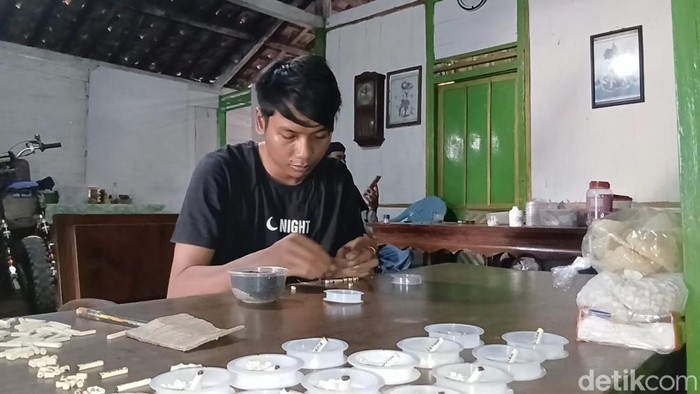 Pemuda Lamongan sulap gulma jadi gelang balita tolak sawan